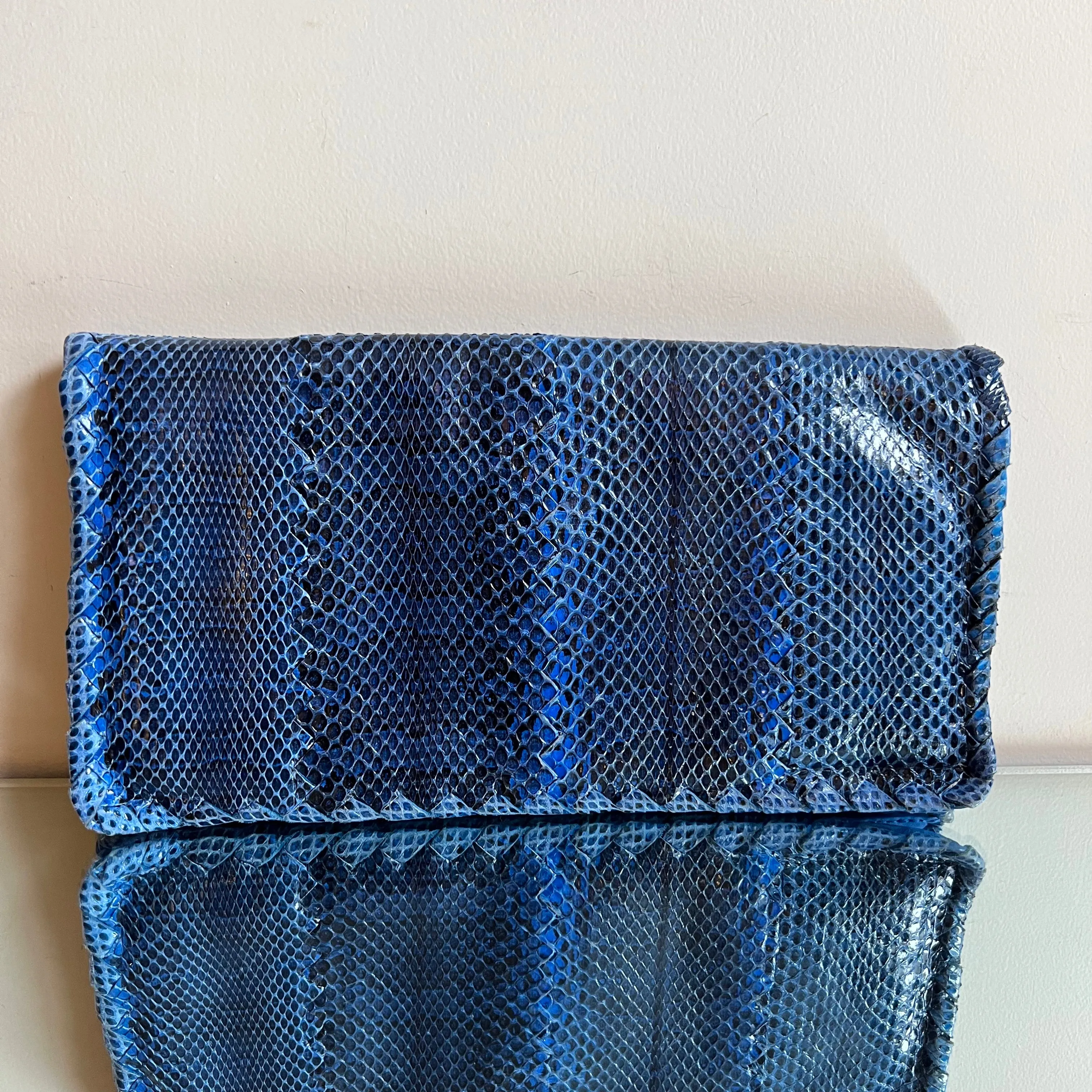 Clutch Bottega Veneta em Couro Phyton Azul