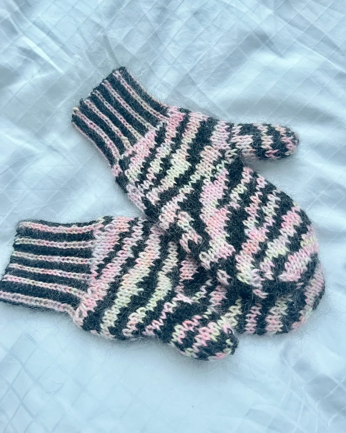 Zebra Mittens Norsk